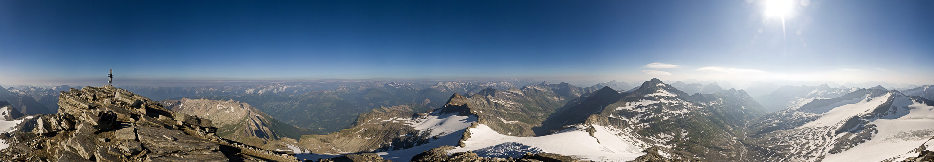 Gipfelpanorama leider mit Sichtweiten unter 50 Kilometern.