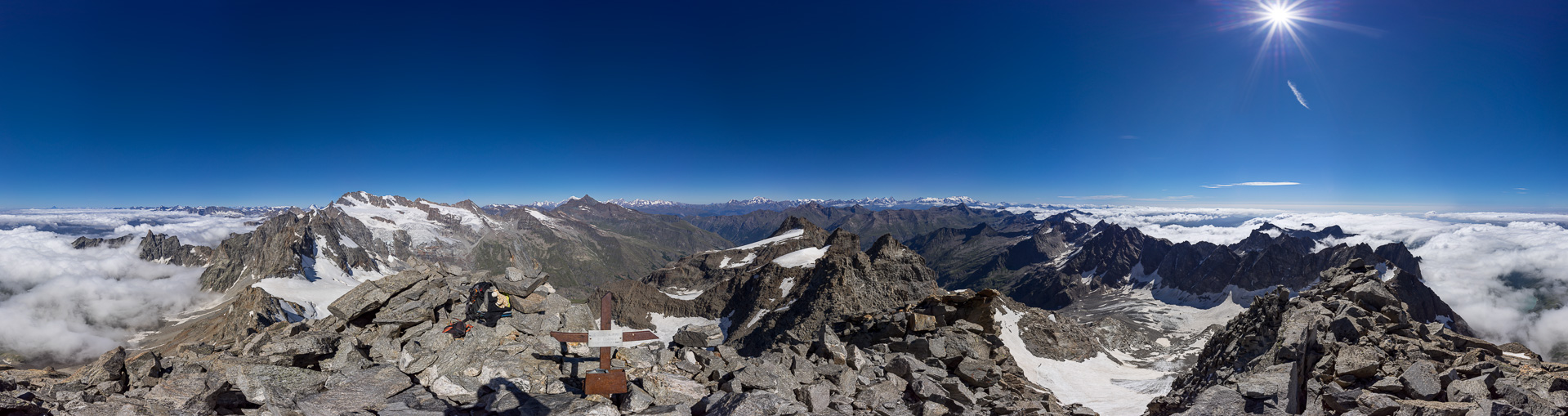 Unglaublich schönes Gipfelpanorama mit Blick über (fast) die gesamten Westalpen.